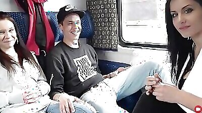 Девки трахнули парней в поезде
