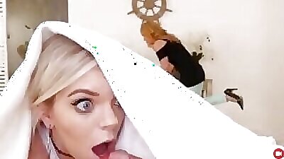 Мама вернулась когда я сосала хуй своему отчиму под одеялом