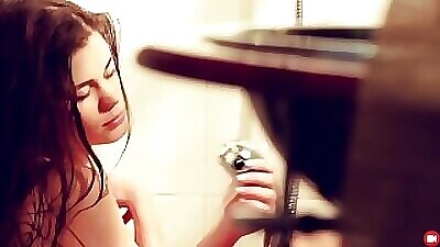 Красотка дрочит в душе до бурного оргазма